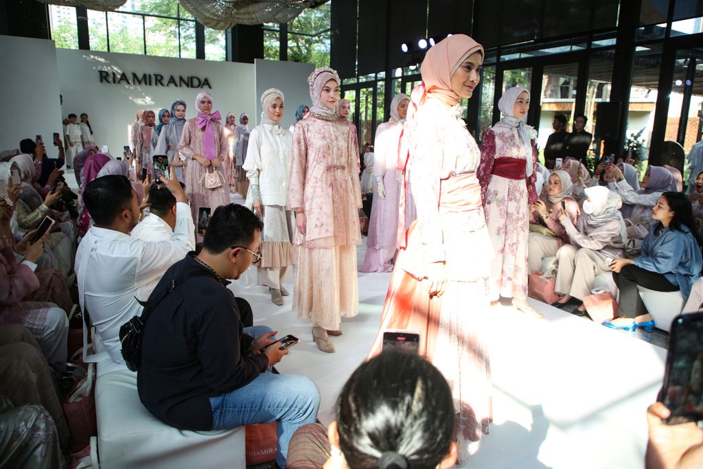 Parade model membawakan koleksi hari raya dari RiaMiranda dan RiaMiranda Signature di Jakarta, Kamis (16/3/2023). Peragaan busana ini mengangkat tema "Sangsata" yang artinya adalah nama benang emas asli yang digunakan untuk menenun songket. Koleksi-koleksi itu ditawarkan kepada pelanggan yang akan merayakan Lebaran 2023.
