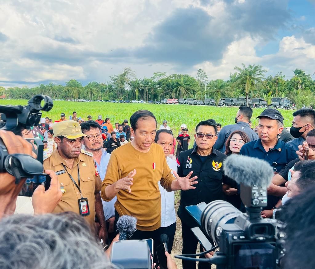 Presiden Joko Widodo saat memberikan keterangan seusai peninjauan lumbung pangan dalam kunjungan kerjanya di Kabupaten Keerom, Provinsi Papua, Selasa (21/3/2023).