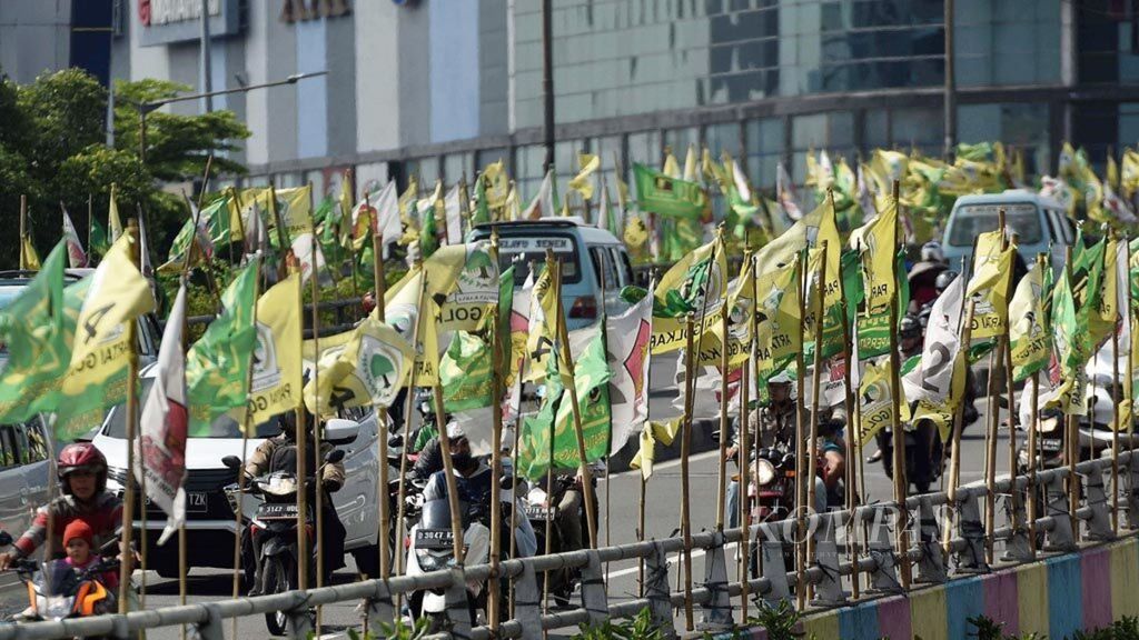 Bendera partai politik peserta pemilu serentak 2019 menghiasi jalan layang Jalan Kramat Raya, Senen, Jakarta Pusat, Selasa (5/3/2019). 