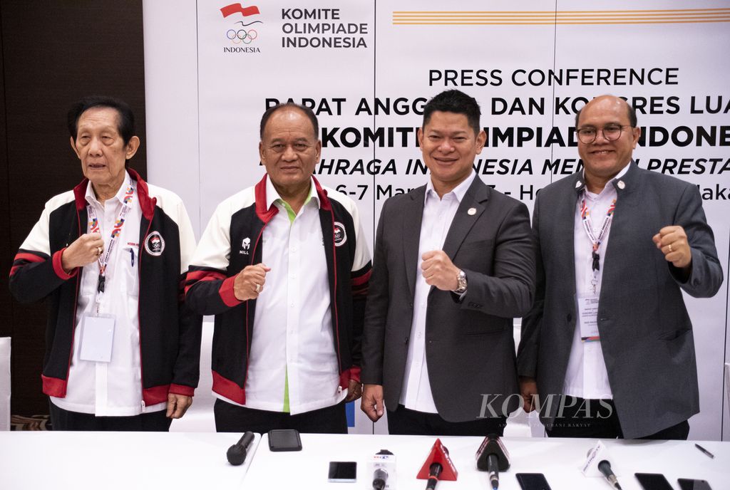 Anggota Dewan Etik Komite Olimpiade Indonesia (KOI) dan Ketua Umum Modern Pentathlon Indonesia Anthony Sunarjo (paling kiri), anggota Dewan Etik KOI dan Ketua Umum Kickboxing Indonesia Ngatino (kiri kedua), Ketua KOI Raja Sapta Oktohari (kanan kedua), dan Komite Eksekutif KOI dan Ketua Panitia Rapat Anggota-Kongres Luar Biasa (KLB) KOI 2023 Jadi Raja Gukguk seusai konferensi pers penutupan KLB KOI 2023 di Jakarta, Selasa (7/3/2023). 