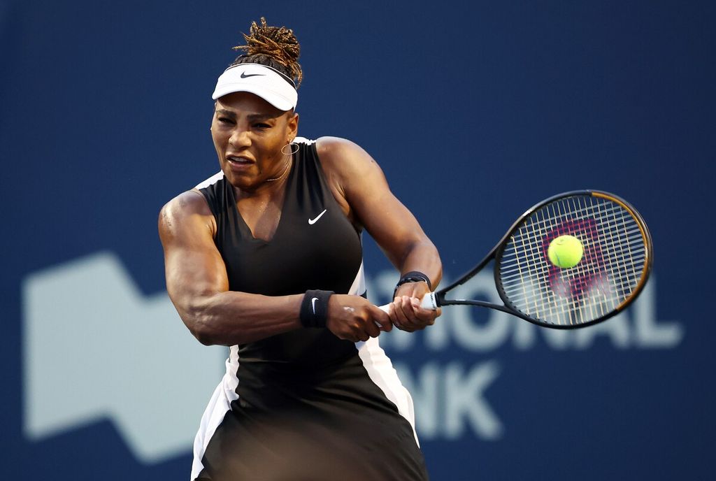 Petenis AS Serena Williams mengembalikan bola ke petenis Swiss, Belinda Bencic, pada babak kedua WTA Toronto, Kamis (11/8/2022) pagi WIB di Stadion Sobeys, Toronto, Ontario, Kanada. Serena kalah 2-6, 4-6 pada laga itu. 