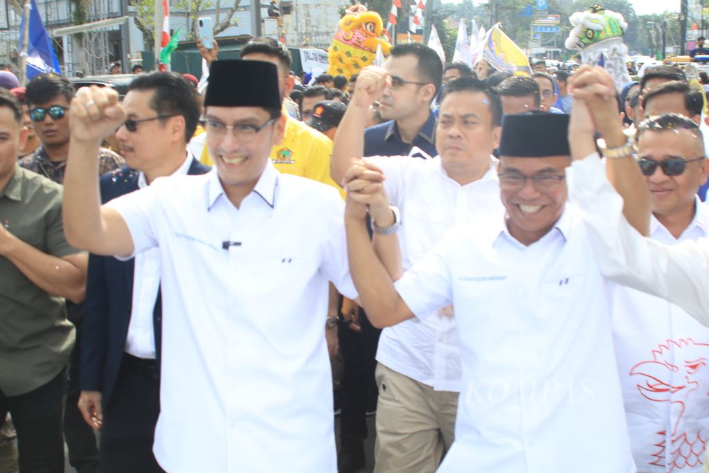 Bakal calon wali kota dan wakil wali kota Medan, Rico Waas-Zakiyuddin, mendaftar ke Komisi Pemilihan Umum Kota Medan, Sumatera Utara, Kamis (29/8/2024).