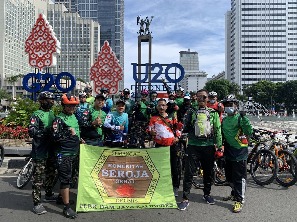 Komunitas sepeda Seroja Sehat sedang berpose di depan Bundaran Hotel Indonesia (HI), Jakarta, Minggu (30/10/2022). Pada Minggu pagi itu, mereka bersepeda dari komplek Kodam Kalideres ke kawasan Monumen Nasional (Monas) menuju Bundaran HI. Lalu, perjalanan mereka berlanjut ke jembatan penyeberangan orang (JPO) Dukuh Atas, kemudian kembali ke Kalideres.
