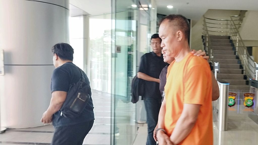 BA (42), pelaku tindak pelecehan seksual terhadap anak, berjalan keluar gedung Kepolisian Resor Metro Jakarta Barat, Jakarta, Jumat (10/2/2023).