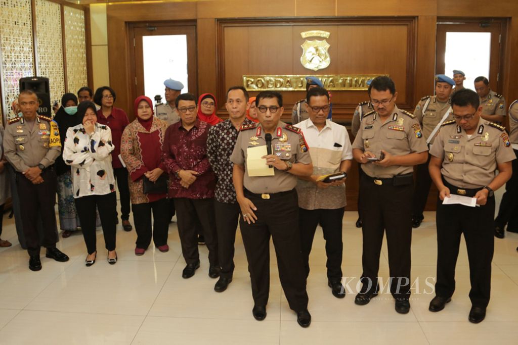 Kapolda Jatim Irjen Machfud Arifin saat penyerahan tujuh anak teroris kepada Kementerian Sosial disaksikan Wali Kota Surabaya Tri Rismarinidi Mapolda Jatim, Selasa (12/6/2018).