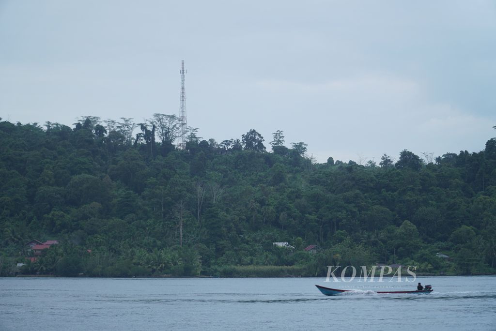 Menara BTS Telkomsel menjulang di salah satu bukit di Desa Sikakap, Kecamatan Sikakap, Kepulauan Mentawai, Sumatera Barat, Kamis (22/6/2023). Jaringan operator Telkomsel di Sikakap cuma ”E” atau EDGE dan hanya dapat dipakai untuk sambungan telepon seluler. Internet satelit berbayar merupakan satu-satunya cara mengakses internet di pusat perdagangan di Pulau Pagai Utara-Selatan. <i>Voucher</i> internet satelit ini paling murah Rp 15.000 untuk 1 GB dengan masa berlaku 24 jam.