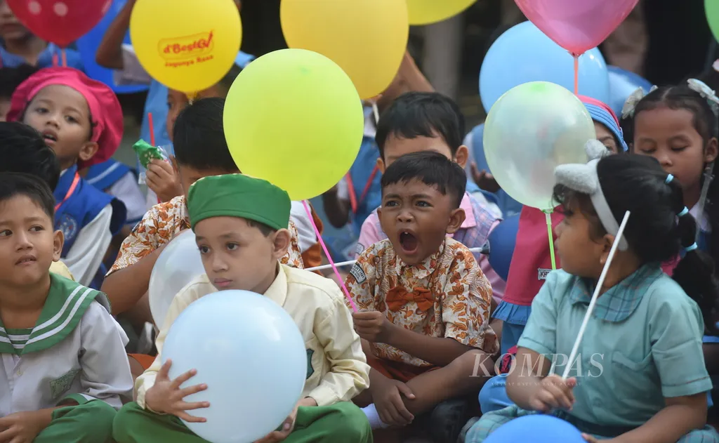 Siswa baru pada hari pertama masuk sekolah di SD Negeri Kaliasin I, Surabaya, Senin (14/7/2025). Pada Masa Pengenalan Lingkungan Sekolah (MPLS), guru dan perwakilan siswa menyambut murid baru dengan meggunakan kostum yang bertema tentang makanan sehat dan bergizi. Selain itu, juga dilakukan penyambutan dengan tarian-tarian tradisional. Kompas/Bahana Patria Gupta (BAH)