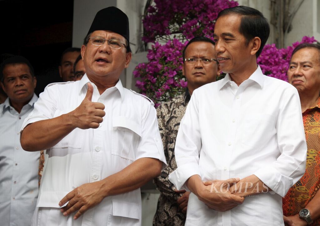 Ketua Umum Partai Gerindra Prabowo Subianto dan presiden terpilih, Joko Widodo, memberikan keterangan kepada wartawan usai bertemu di rumah orangtua Prabowo di Jalan Kertanegara, Jakarta Selatan, Jumat (17/10/2014).
