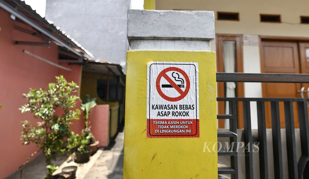 Stiker bertuliskan kawasan bebas asap rokok menghiasi permukiman warga di lingkungan RW 006 Kelurahan Kayu Manis, Matraman, Jakarta Timur, Kamis (7/10/2021). Dengan adanya kawasan tanpa rokok diharapkan menjadi upaya pengendalian asap rokok untuk mendukung udara bersih dan sehat. Meningkatnya kesadaran warga untuk mengurangi konsumsi rokok juga akan meningkatkan kualitas kesehatan masyarakat.