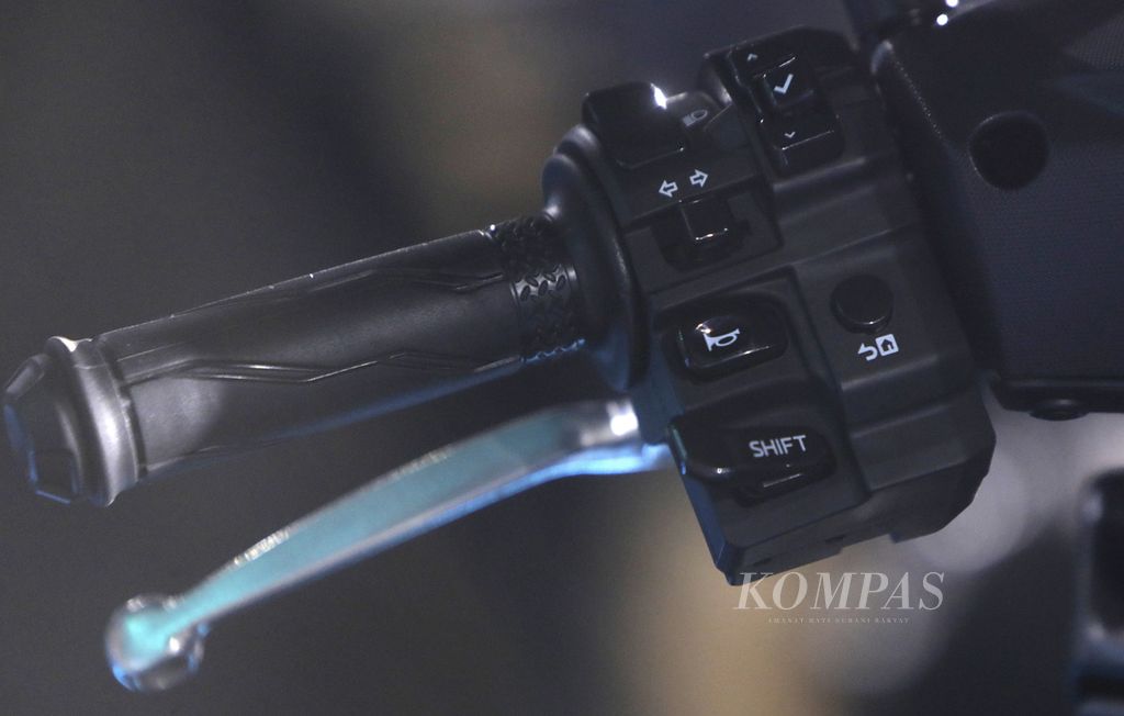Panel Y-Shift pada setang Yamaha Aerox Alpha Turbo. 