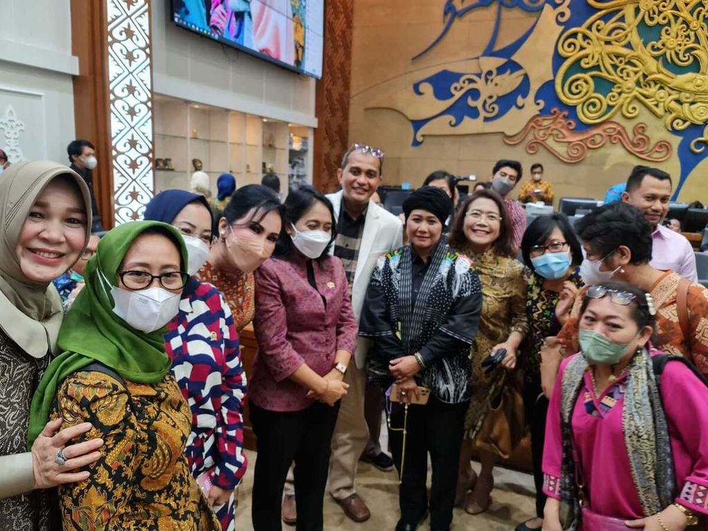 Menteri Pemberdayaan Perempuan dan Perlindungan Anak (PPPA) I Gusti Ayu Bintang Darmawati, Ketua Panja RUU TPKS Willya Aditya, dan Wakil Menteri Hukum dan Hak Asasi Manusia Eddy OS Hiariej, serta perwakilan kementerian/lembaga foto bersama anggota DPR dan aktivis masyarakat sipil seusai Rapat Pleno Pengambilan Keputusan atas Hasil Pembahasan RUU TPKS, Rabu (6/4/2022).