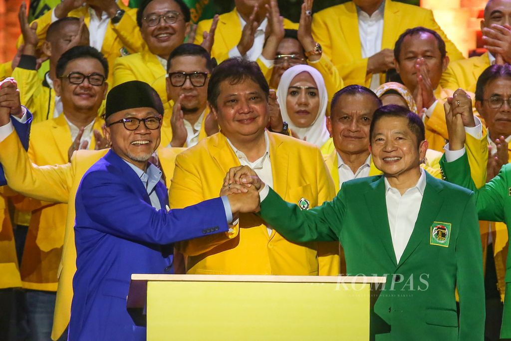 Ketua Umum DPP Partai Golkar Airlangga Hartarto (tengah), Ketua DPP Partai Amanat Nasional (PAN) Zulkifli Hasan (kiri), dan Ketua DPP Partai Persatuan Pembangunan (PPP) Suharso Monoarfa menghadiri Silaturahmi Nasional Partai Golkar, PAN, PPP yang tergabung dalam Koalisi Indonesia Bersatu (KIB) di Jakarta, Sabtu (4/6/2022). 