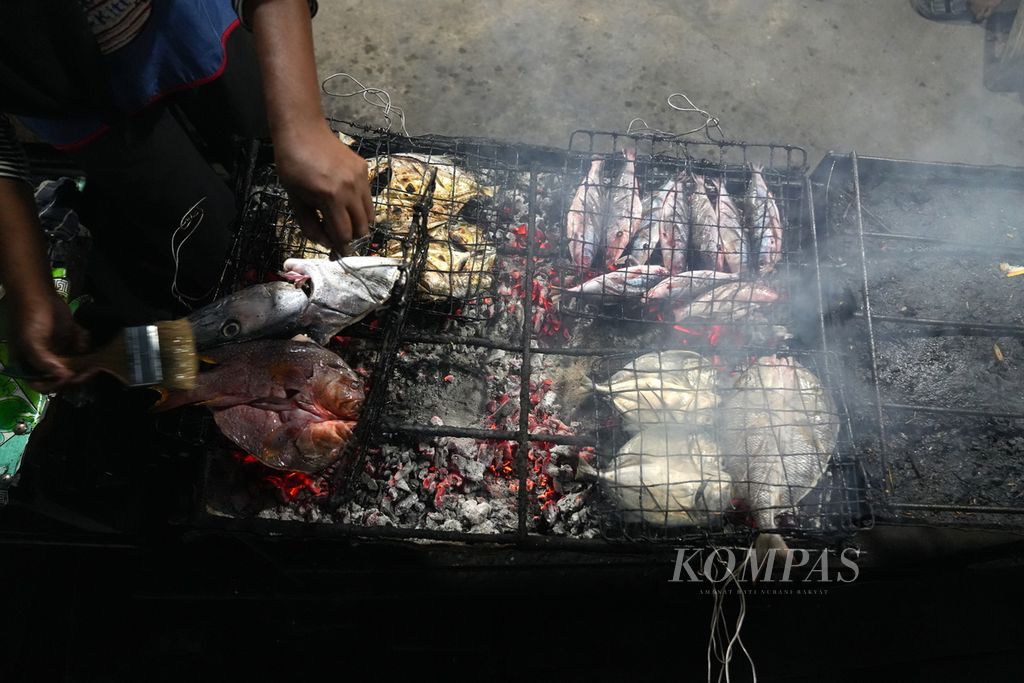 Suasana jasa pembakaran ikan segar di Pasar Senja TPI Lewoleba, Pulau Lembata, Nusa Tenggara Timur, Selasa (17/9/2024). 