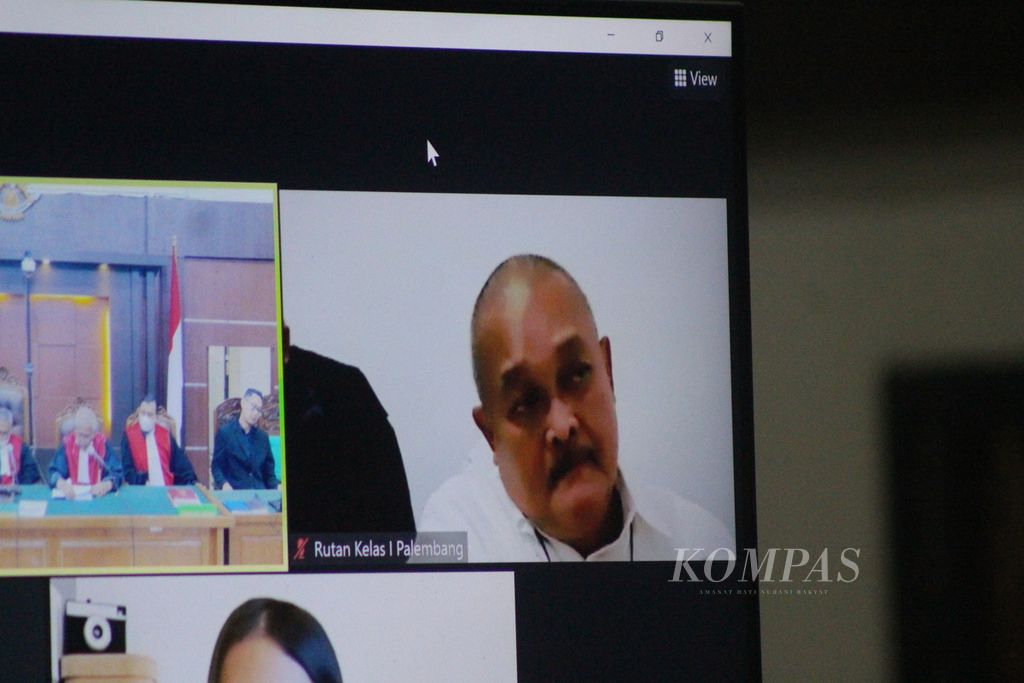 Bekas Gubernur Sumatera Selatan Alex Noerdin mendengarkan vonis secara virtual di Pengadilan Tindak Pidana Korupsi Palembang, Rabu (15/6/2022) malam. Alex divonis 12 tahun penjara karena terbukti melakukan korupsi pada kasus pembelian gas bumi melalui Perusahaan Daerah Pertambangan dan Energi (PDPDE) serta pembangunan Masjid Raya Sriwijaya.