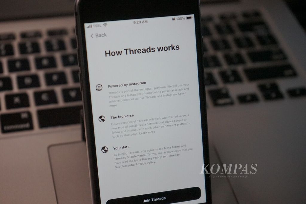 Laman perkenalan platform Threads, seperti yang terlihat pada Kamis (6/7/2023) di Jakarta. Pada poin kedua terlihat bahwa Threads menjanjikan kelak platform tersebut dapat berkomunikasi dengan platform lain seperti Mastodon dalam sebuah protokol fediverse, atau federated universe.