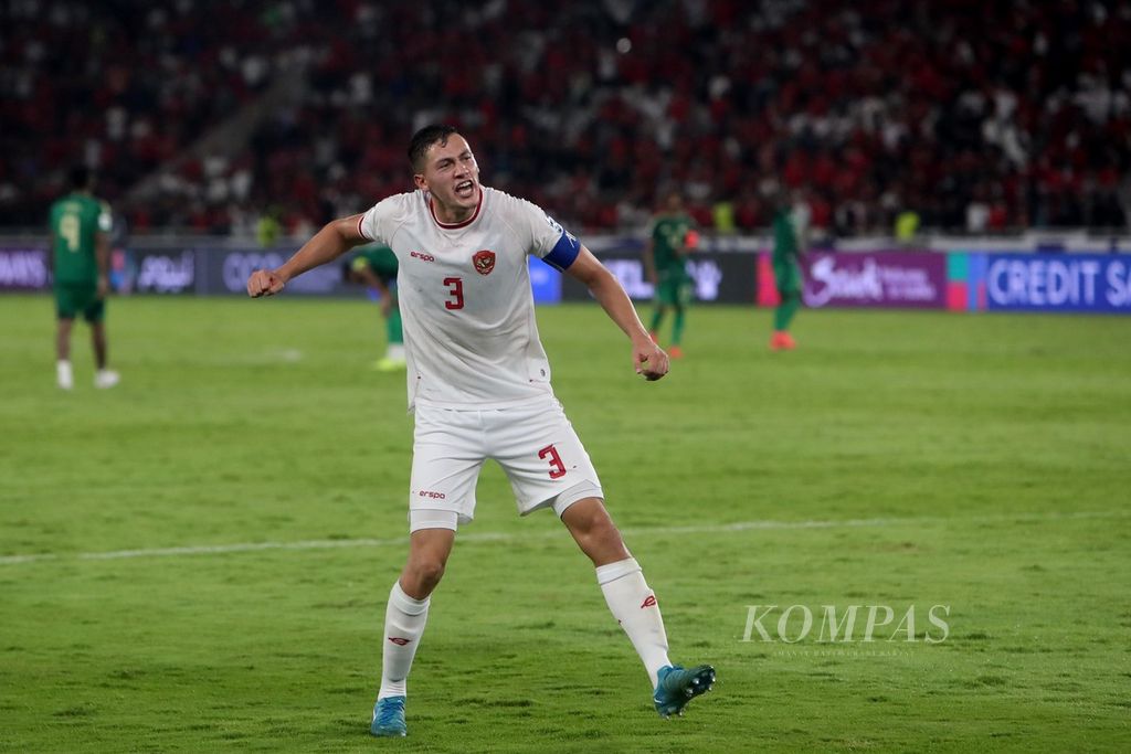 Kapten Indonesia, Jay Idzes, meluapkan kegembiraannya setelah Indonesia berhasil mengalahkan Arab Saudi, 2-0, pada laga keenam Grup C putaran ketiga kualifikasi Piala Dunia 2026 di Stadion Utama Gelora Bung Karno, Jakarta, Selasa (19/11/2024).