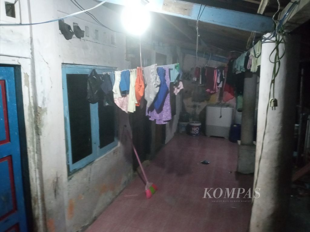 Suasana bagian teras rumah Vina di Jalan Kapten Samadikun, Kota Cirebon, Jawa Barat, Jumat (10/5/2024) petang.