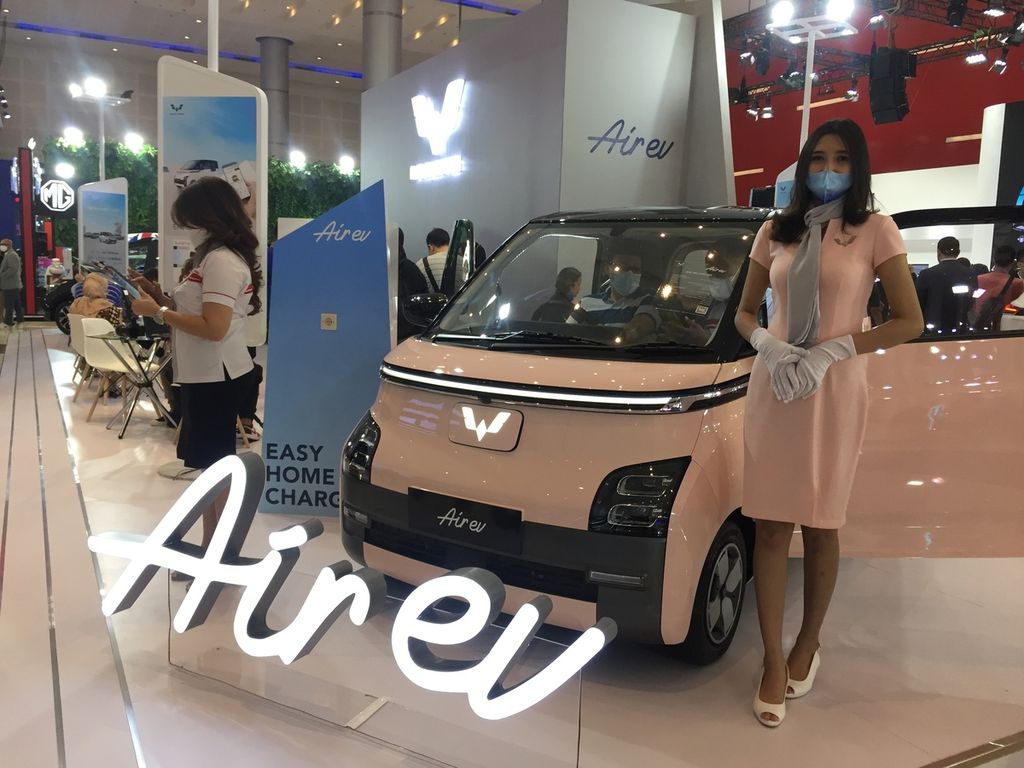 Produsen otomotif Wuling juga menampilkan mobil listrik Air EV dalam Gaikindo Indonesia International Auto Show (GIIAS) di Grand City Convention & Exhibition, Surabaya, Jawa Timur, Rabu (14/9/2022). 