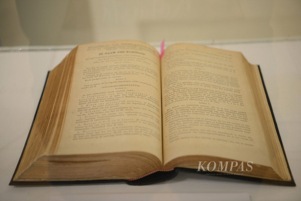 Buku yang berisi peraturan dari pemerintah Hindia Belanda untuk mencegah penyebaran flu Spanyol ditampilkan dalam pameran "Nanti Kita Cerita Tentang Sehat Hari Ini", di Museum Sonobudoyo, Yogyakarta, 19 Maret 2020. 