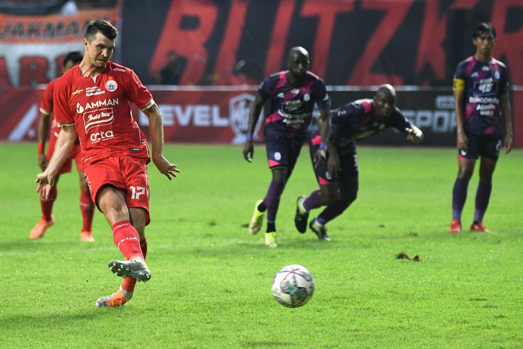 Pesepak bola Persija Jakarta Ondrej Kudela (kiri) melakukan tendangan penalti ke gawang Rans Nusantara FC dalam pertandingan uji coba di Stadion Wibawa Mukti, Cikarang, Kabupaten Bekasi, Jawa Barat, Sabtu (16/7/2022). Pertandingan yang digelar sebagai persiapan jelang Liga 1 2022-2023 sekaligus peluncuran skuad Persija itu berakhir dengan skor 4-2 untuk kemenangan Persija. 