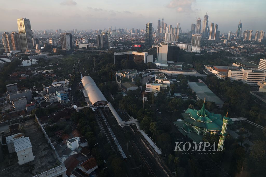 Lanskap Kota Jakarta dengan deretan gedung bertingkat, Rabu (26/5/2021). Sistem kerja dari rumah atau <i>work from home </i>yang diterapkan sejumlah instansi dan perusahaan selama pandemi Covid-19 membuat tingkat kekosongan gedung perkantoran di Jakarta meningkat. 