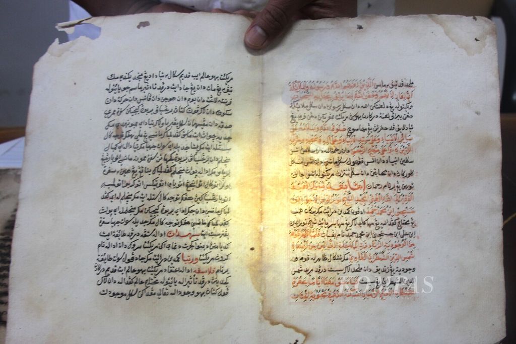 Peneliti Filologi Melayu-Aceh dari Universitas Islam Negeri Ar-Raniry Banda Aceh, Hermansyah, saat meneliti salah satu manuskrip peninggalan masa lampau yang ditulis oleh ulama besar kala itu. UNESCO menetapkan naskah Hikayat Aceh Ingatan Kolektif Dunia.