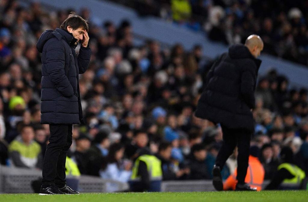 Gestur Manajer Tottenham Hotspur Antonio Conte (kiri) saat mendampingi timnya menghadapi Manchester City yang dipimpin manajer Pep Guardiola (kanan) pada lanjutan Liga Inggris di Stadion Etihad, Manchester, Jumat (20/1/2023) dini hari WIB. City menang, 4-2, pada laga itu.