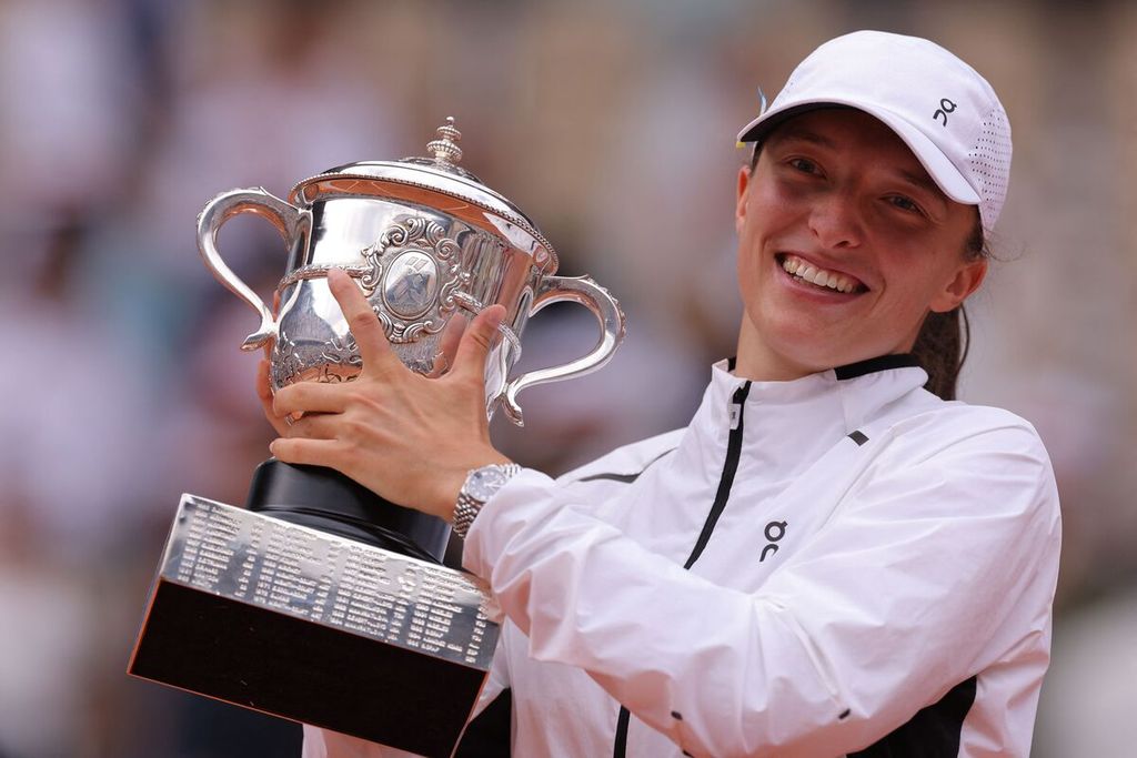 Petenis Polandia Iga Swiatek berpose dengan trofi Suzanne Lenglen usai mengalahkan petenis Ceko, Karolina Muchova, pada laga final Perancis Terbuka di Roland Garros, Paris, Perancis, Sabtu (10/6/2023). Swiatek menang dengan skor 6-2, 5-7, 6-4 dan menjadi juara.
