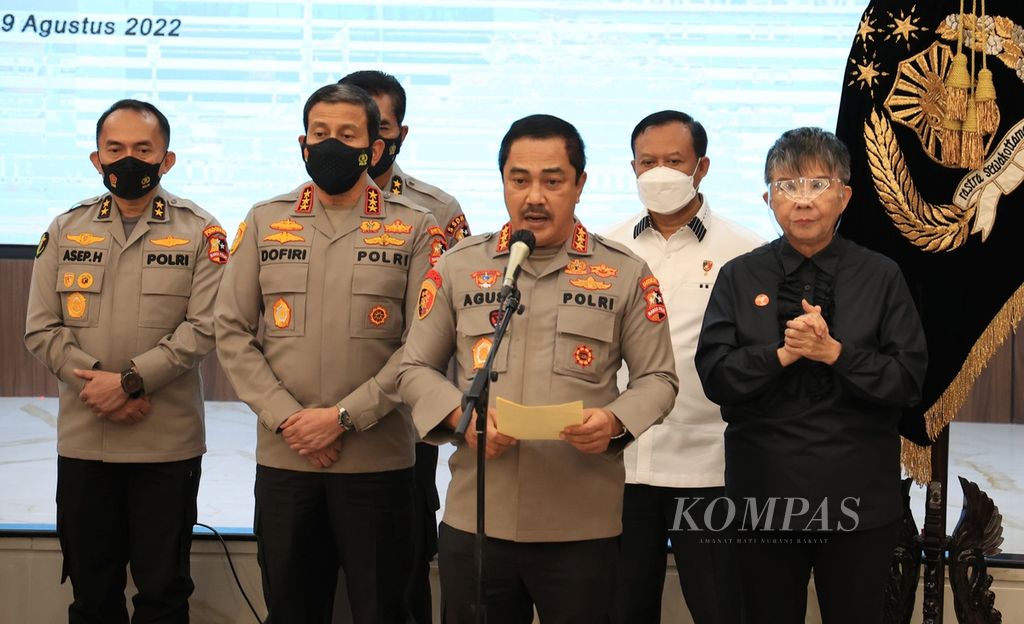 Kabareskrim Polri Komisaris Jenderal Agus Andrianto (tengah) memberikan keterangan pers bersama Kapolri Jenderal (Pol) Listyo Sigit Prabowo (tidak tampak) terkait tewasnya Brigadir J (Nofriansyah Yoshua Hutabarat) di Mabes Polri, Jakarta, Selasa (9/8/2022).
