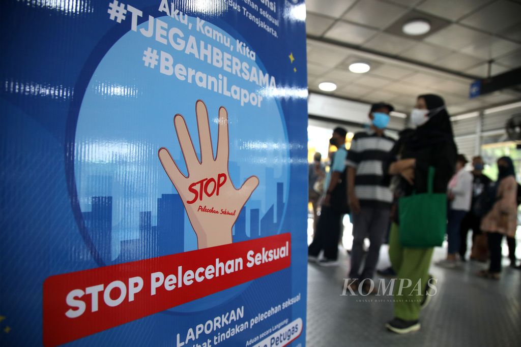 Poster stop pelecehan seksual di Halte Transjakarta Harmoni, Jakarta, saat peluncuran kampenye stop pelecehan seksual, Jumat (5/8/2022). 