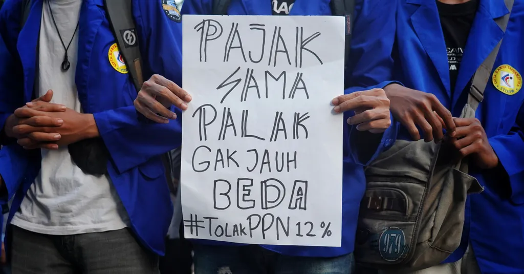 Para mahasiswa yang tergabung dalam BEM Seluruh Indonesia membuat barisan pengaman sambil membawa poster saat menggelar aksi menolak kenaikan Pajak Pendapatan Negara di sekitar kawasan Patung Arjuna Wijaya, Jakarta, Jumat (27/12/2024). Gelombang aksi menolak rencana pemerintah menaikkan PPN menjadi 12 persen terus digelar. Kenaikan PPN menjadi 12 persen ini dianggap membebani rakyat Indonesia. Para mahasiswa menilai pemerintah semakin tidak memihak kepada rakyat yang dibebani pajak berlebih. Selain itu, alokasi pajak yang hanya untuk kepentingan anggarwn pemerintah. Kenaikan PPN hingga 12 persen juga dipandang akan berdampak pada pelemahan ekonomi masyarakat, khususnya masyarakat kelas menengah kebawah. KOMPAS/RONY ARIYANTO NUGROHO 27-12-2024
