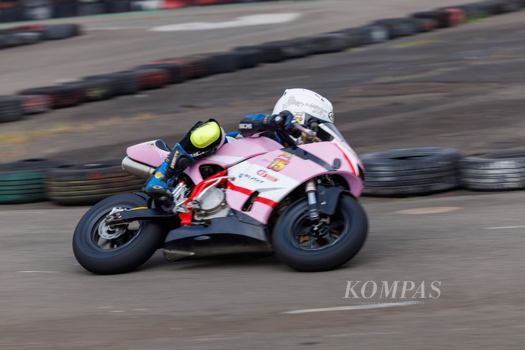 Canon EOS R8 merekam kegiatan otomotif.