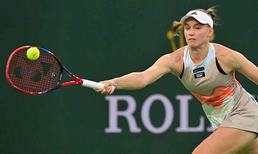 Petenis Kazakhstan Elena Rybakina mengembalikan bola ke petenis Polandia Iga Swiatek pada laga semifinal WTA 1000 Indian Wells di Indian Wells, California, AS, Jumat (17/3/2023) sore waktu setempat atau Sabtu dinihari waktu Indonesia. Rybakina menang dengan skor 6-2, 6-2.