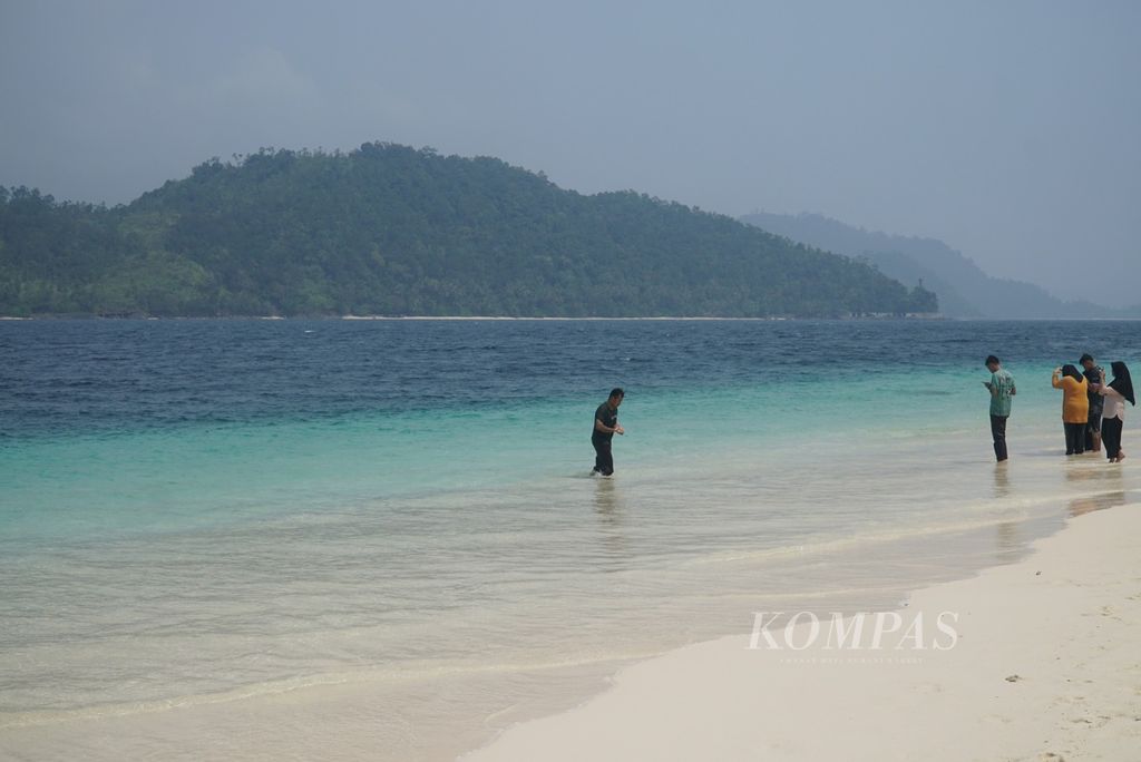 Wisatawan bermain di pantai Pulau Sirandah, Kelurahan Teluk Kabung Selatan, Kecamatan Bungus Teluk Kabung, Kota Padang, Sumatra Barat, Sabtu (7/10/2023). 