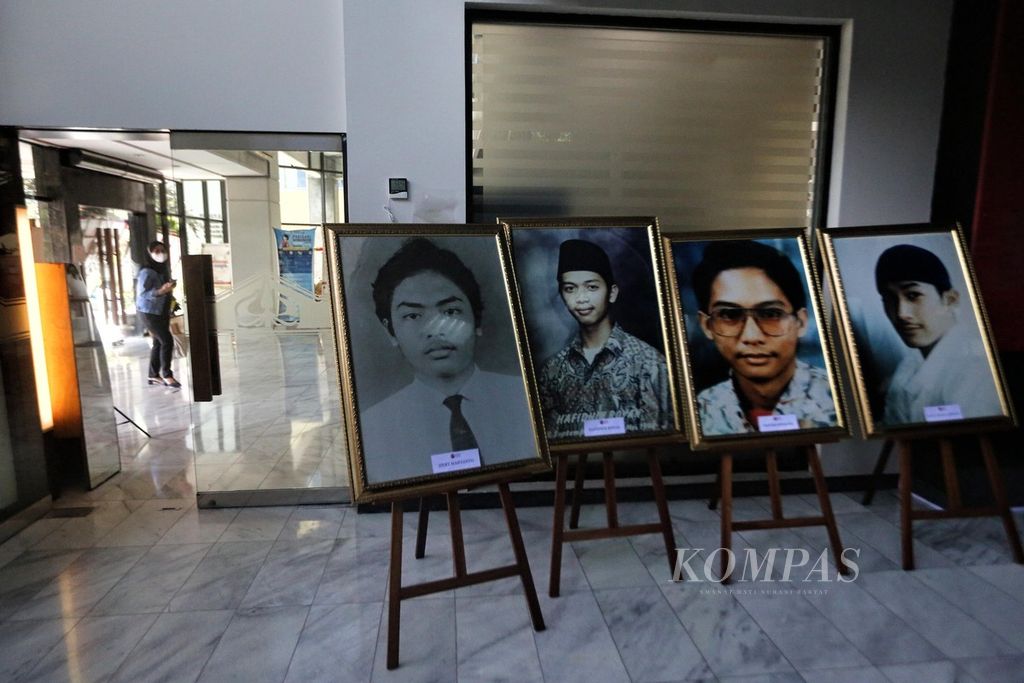 Foto-foto pejuang reformasi: (dari kiri) Hery Hartanto, Hafidhin Royan, Hendriawan Sie, dan Elang Mulia Lesmana, terpajang di Museum Tragedi 12 Mei 1998 di kampus Trisakti, Grogol, Jakarta Barat, Jumat (13/5/2022). Museum ini dibangun untuk mengenang gerakan para mahasiswa saat menumbangkan rezim Orde Baru pada  1998. 