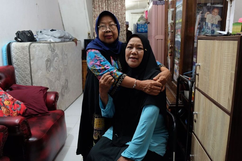 Two mothers of victims of the May 1998 Riots prayed together for the children who died in the unfortunate incident, last Friday (12/5/2023).
