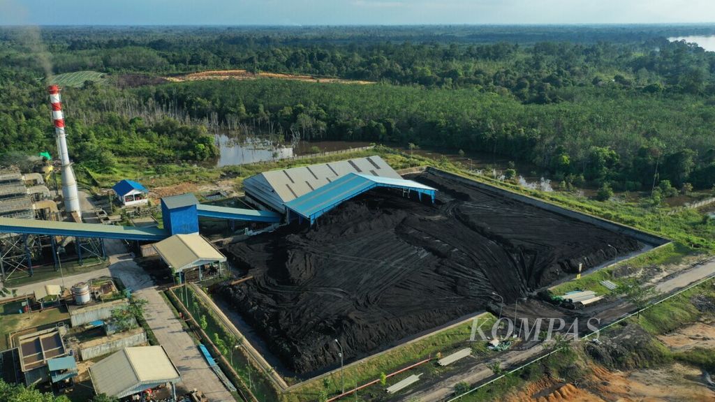 Pasokan batubara untuk Pembangkit Listrik Tenaga Uap (PLTU) Sintang di Kabupaten Sintang, Kalimantan Barat, Oktober 2021.