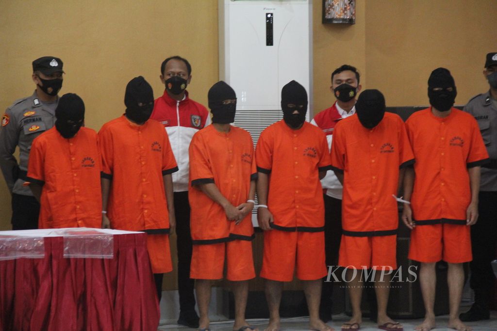 Sejumlah tersangka kasus penyebaran konten pornografi anak dihadirkan dalam konferensi pers di Markas Polda Daerah Istimewa Yogyakarta (DIY), Kabupaten Sleman, Rabu (13/7/2022). Para tersangka merupakan admin dan anggota dua grup aplikasi Whatsapp yang menjadi sarana penyebaran konten pornografi anak.