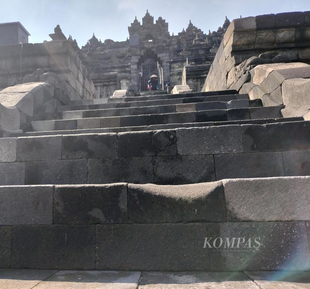Bagian tangga Candi Borobudur yang aus, terlihat dari bawah, Selasa (21/6/2022). Keausan tangga ini dipicu oleh gesekan alas kaki pengunjung dengan batuan candi.