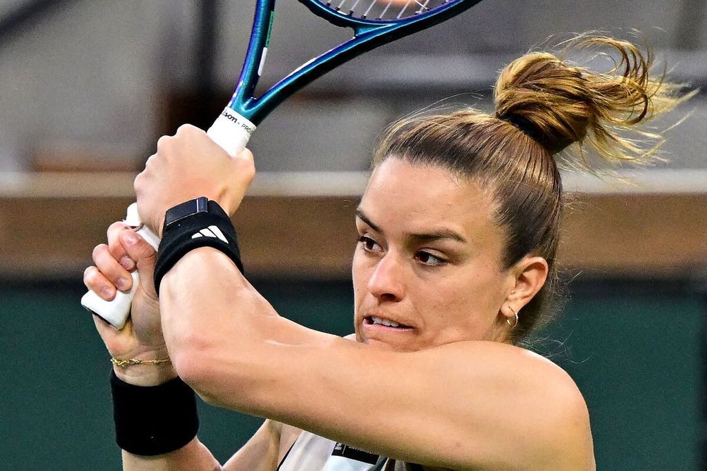 Petenis Yunani, Maria Sakkari, mengembalikan bola ke petenis Ceko, Petra Kvitova, pada laga perempat final WTA 1000 Indian Wells, di Indian Wells, California, AS, Kamis (16/3/2023) siang WIB. Sakkari menang dengan skor 4-6, 7-5, 6-1. 