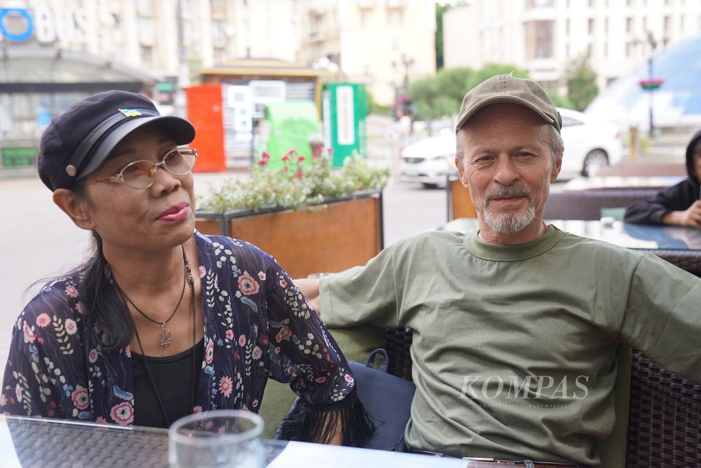Etha Hutajulu (left) together with Viktor Sklifas, her Ukrainian husband, relax at a restaurant in Kyiv, Ukraine, Thursday (16/6/2022). Etha is one of 21 Indonesian nationals who remain in Ukraine during the Russian attack on Ukraine.