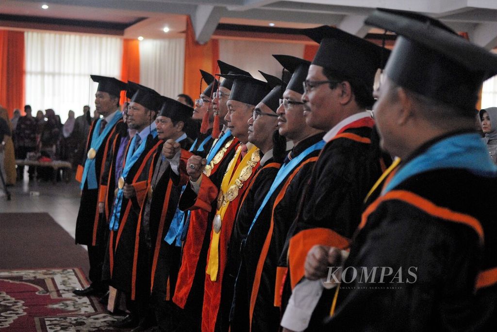 Sebanyak 10 dosen Universitas Jambi dikukuhkan sebagai guru besar, Kamis (19/1/2023). Pengukuhan itu diharapkan menjadi tonggak transformasi dalam pembelajaran, penelitian yang kolaboratif, hingga pengabdian lebih luas kepada masyarakat.
