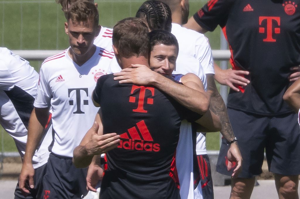 Robert Lewandowski dan Pelatih Bayern Muenchen Julian Nagelsman saling mengucapkan perpisahan setelah sesi latihan di Muenchen, Jerman, Sabtu (16/7/2022). Lewandowski menandatangani kontrak tiga tahun di Barcelona dengan harga mencapai 45 juta euro atau sekitar Rp 681 miliar.