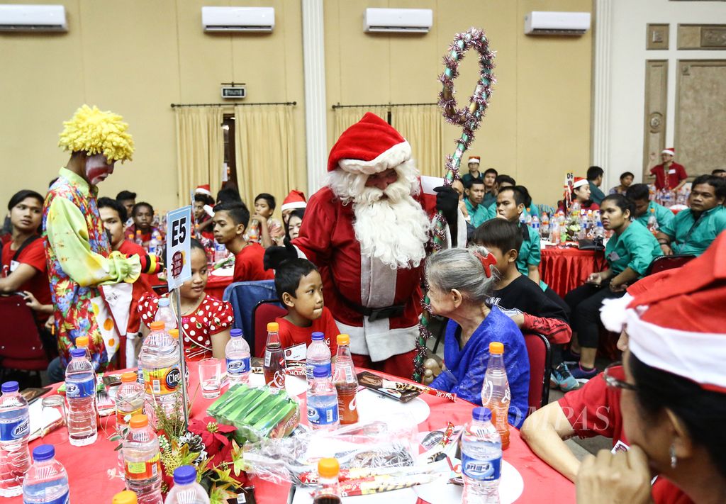 Santa Klaus mengunjungi anak-anak yang kurang beruntung untuk memberi nasihat dan hadiah dalam acara makan siang Natal di panti asuhan Vincentius Putra, Kramat, Jakarta Pusat, Rabu (25/12/2019). Makan siang Natal ini dihadiri oleh 374 anak dari 11 panti asuhan di wilayah DKI Jakarta dan sekitarnya. Makan siang Natal merupakan semangat berbagi dan melayani bagi mereka yang kurang beruntung di hari istimewa ini.