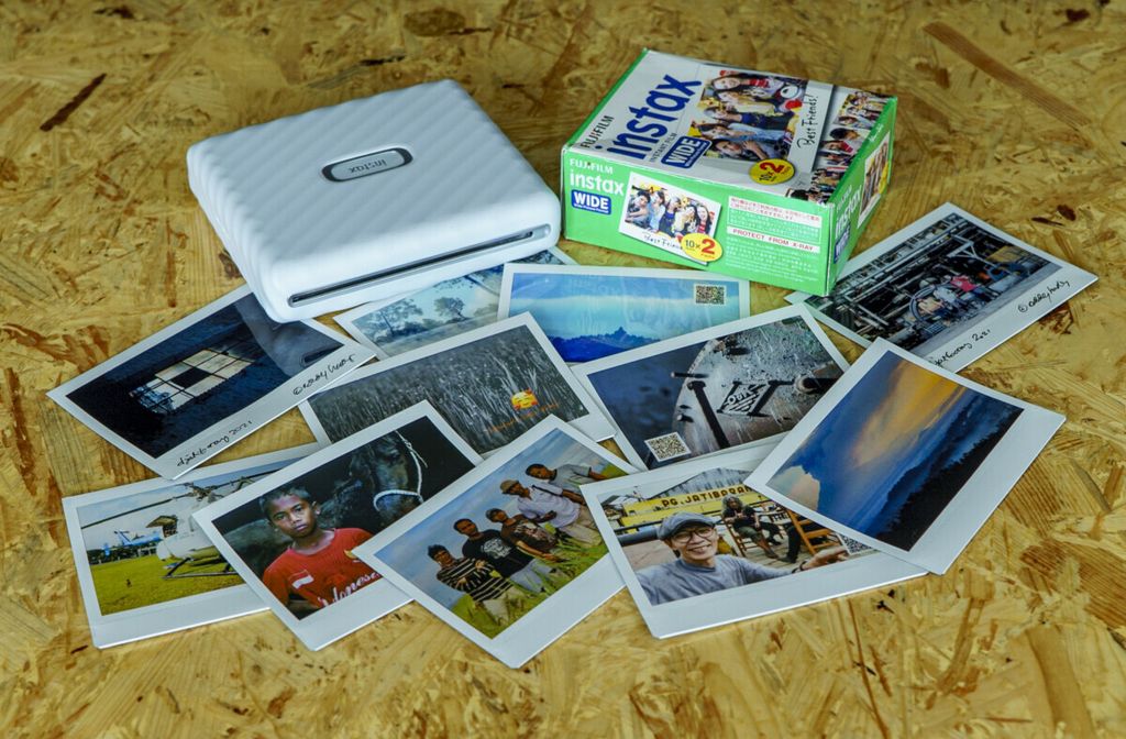 Instax Link Wide dengan kertas foto instan Wide Picture Format.