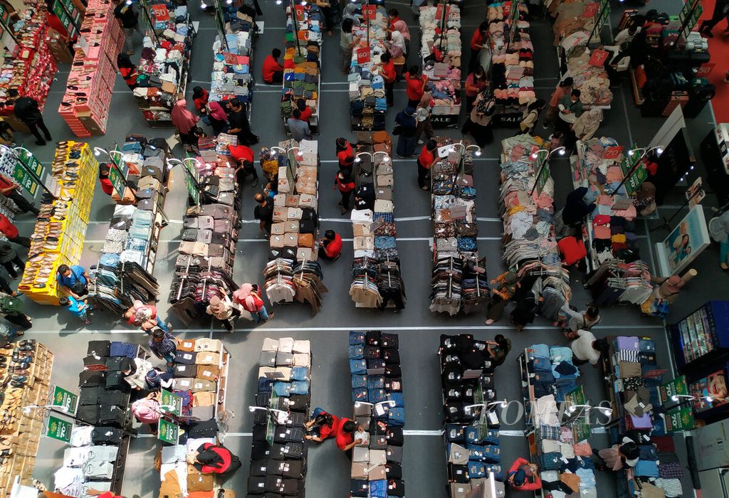 Salah satu toko yang menggelar promosi potongan harga pakaian mereka banyak dikunjungi konsumen di Mal Paragon, Kota Semarang, Jawa Tengah (24/4/2022). Roda perekonomian dengan transaksi jual-beli kembali meningkat seiring pelonggaran pembatasan sosial di ruang publik serta normalnya aktivitas warga. 