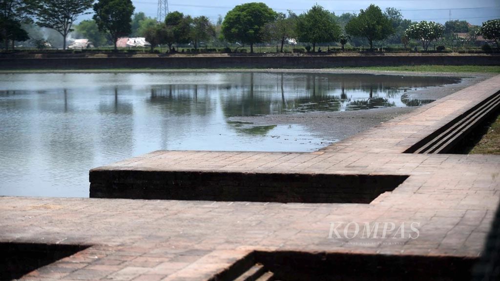 Kolam Segaran, Kecamatan Trowulan, Kabupaten Mojokerto, Senin (22/10/2018).  