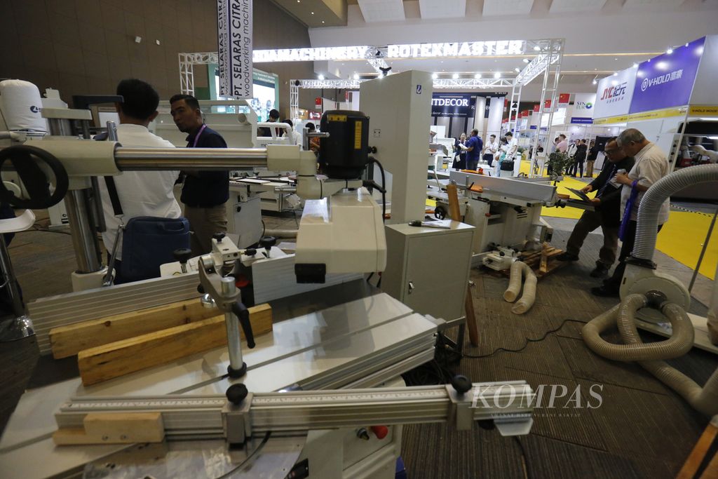 Pameran mesin dan komponen manufaktur furnitur berlangsung di Jakarta International Expo, Kemayoran, Jakarta, 22 September 2023. 