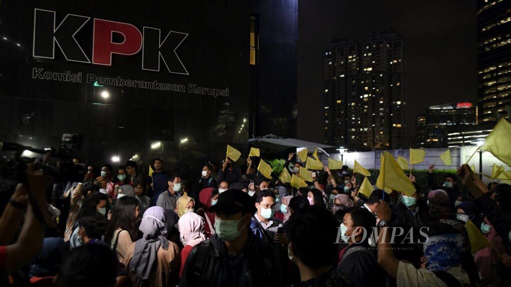 https://assetd.kompas.id/Ii_i1HuEtPD70qhwDxrra-Imdn4=/1024x576/filters:watermark(https://cdn-content.kompas.id/umum/kompas_main_logo.png,-16p,-13p,0)/https%3A%2F%2Fkompas.id%2Fwp-content%2Fuploads%2F2019%2F09%2F20190918_ENGLISH-ANALISIS-POLITIK_A_web_1568820294.jpg