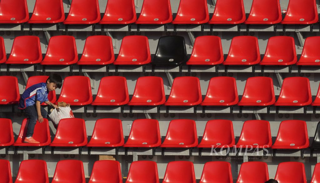 Suporter Jepang membersihkan sampah di tribune seusai pertandingan antara Jepang melawan Kosta Rika di fase Grup E Piala Dunia 2022 di Stadion Ahmad bin Ali, Qatar, Minggu (27/11/2022). Kosta Rika menang 1-0. 